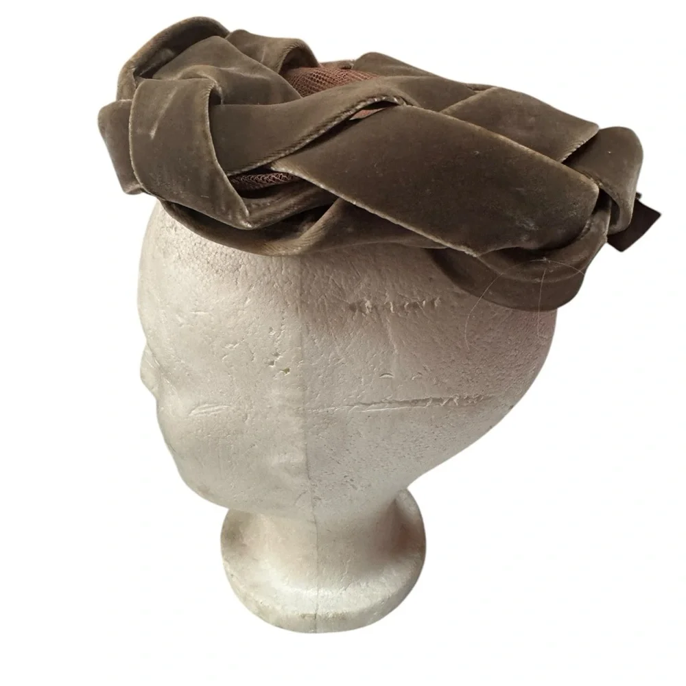 1950s Marshall Field & Company Green Velvet‎ & Brown Ribbon Pillbox Hat - Picture 3 of 6